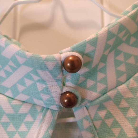 Turquoise and white top - Picture 2 of 4